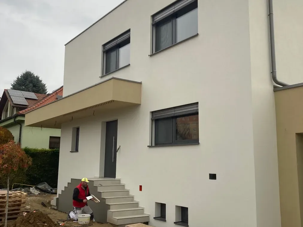 Rodinný dom v Novom Meste nad Váhom po dokončení modernej svetlej fasády