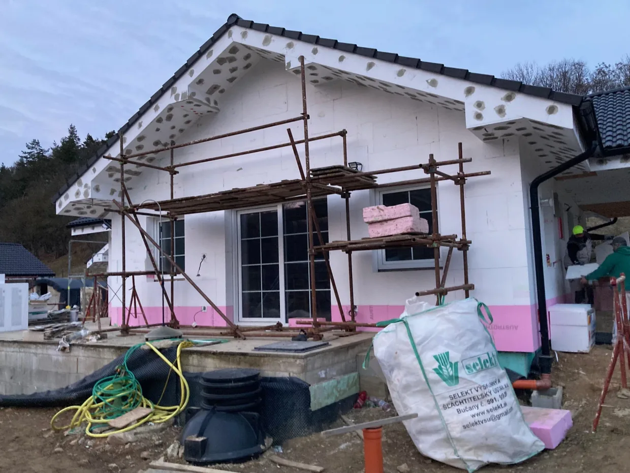 Bungalow in Bzince pod Javorinou during installation of the thermal insulation system