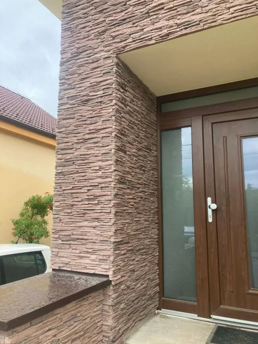 Detail dekoratívneho obkladu a čistého napojenia pri vstupe rodinného domu v Čachticiach