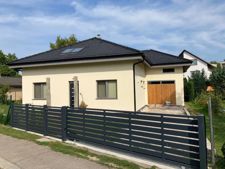 Svetlá fasáda bungalovu s tmavým soklom a kamenným obkladom v Bzinciach pod Javorinou – fotografia 8 z 8
