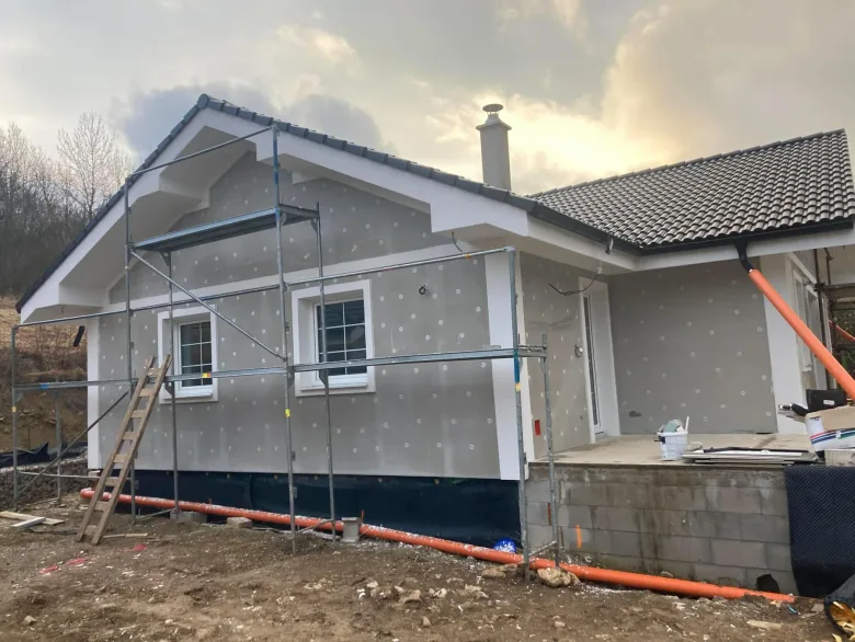 Priebeh zateplenia bungalovu v Bzinciach pod Javorinou od izolačných dosiek po armovaciu vrstvu – fotografia 11 z 12