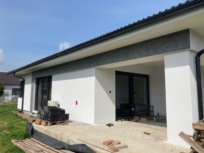 White facade on a modern bungalow with a decorative fair-faced-concrete effect – photograph 5 of 10