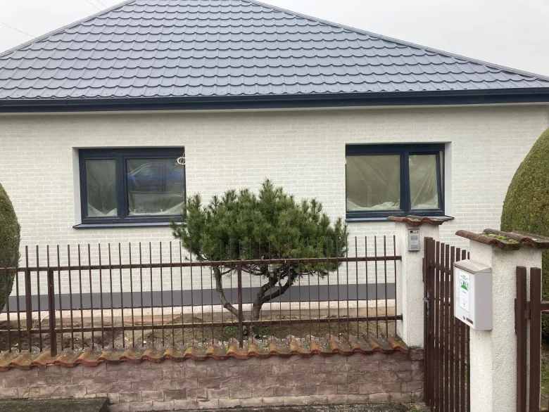 Premena fasády rodinného domu s bielym tehlovým obkladom a tmavým soklom – fotografia 10 z 15