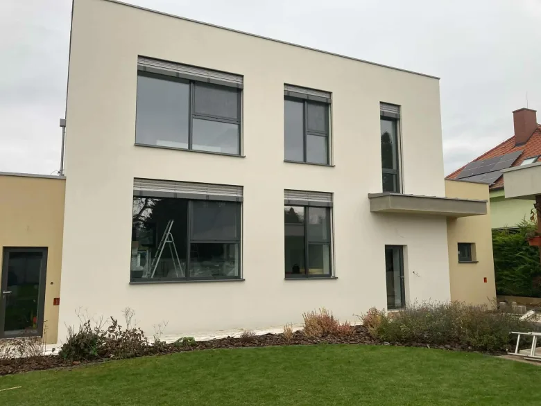 Moderná dvojfarebná fasáda rodinného domu v Novom Meste nad Váhom – fotografia 4 z 5