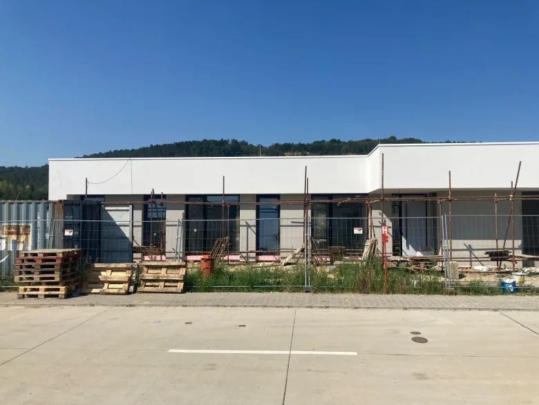 Realizácia fasády prízemnej novostavby v Novom Meste nad Váhom od hrubej stavby po finálny povrch – fotografia 12 z 14