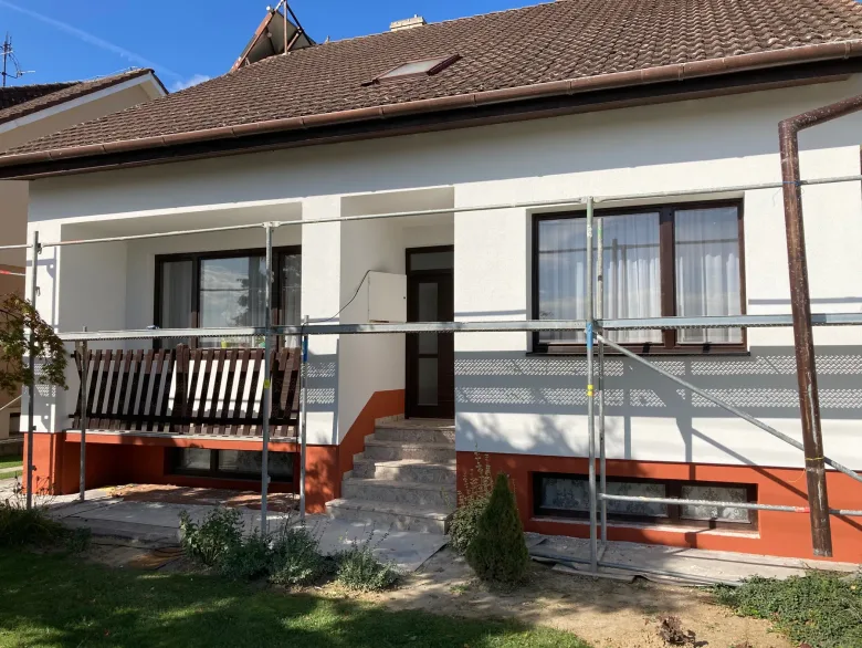 Obnova fasády staršieho rodinného domu v Podolí pred realizáciou, počas nej a po dokončení – fotografia 5 z 10